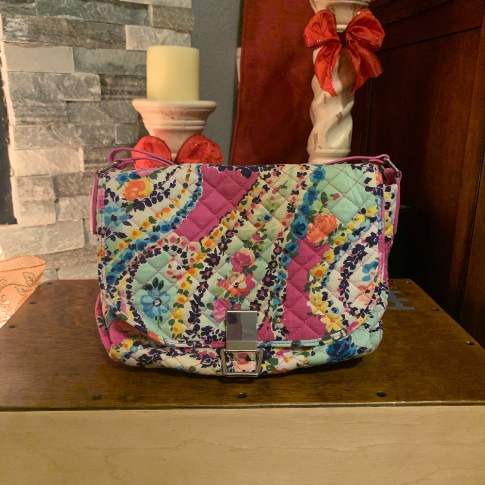 Vera Bradley crossbody flap closure
